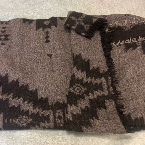 Large Square Scarf Gray Pattern - Picture 7 of 7